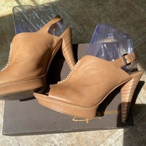 B MAKOWSKY Nude Leather Platform Heels SZ 10